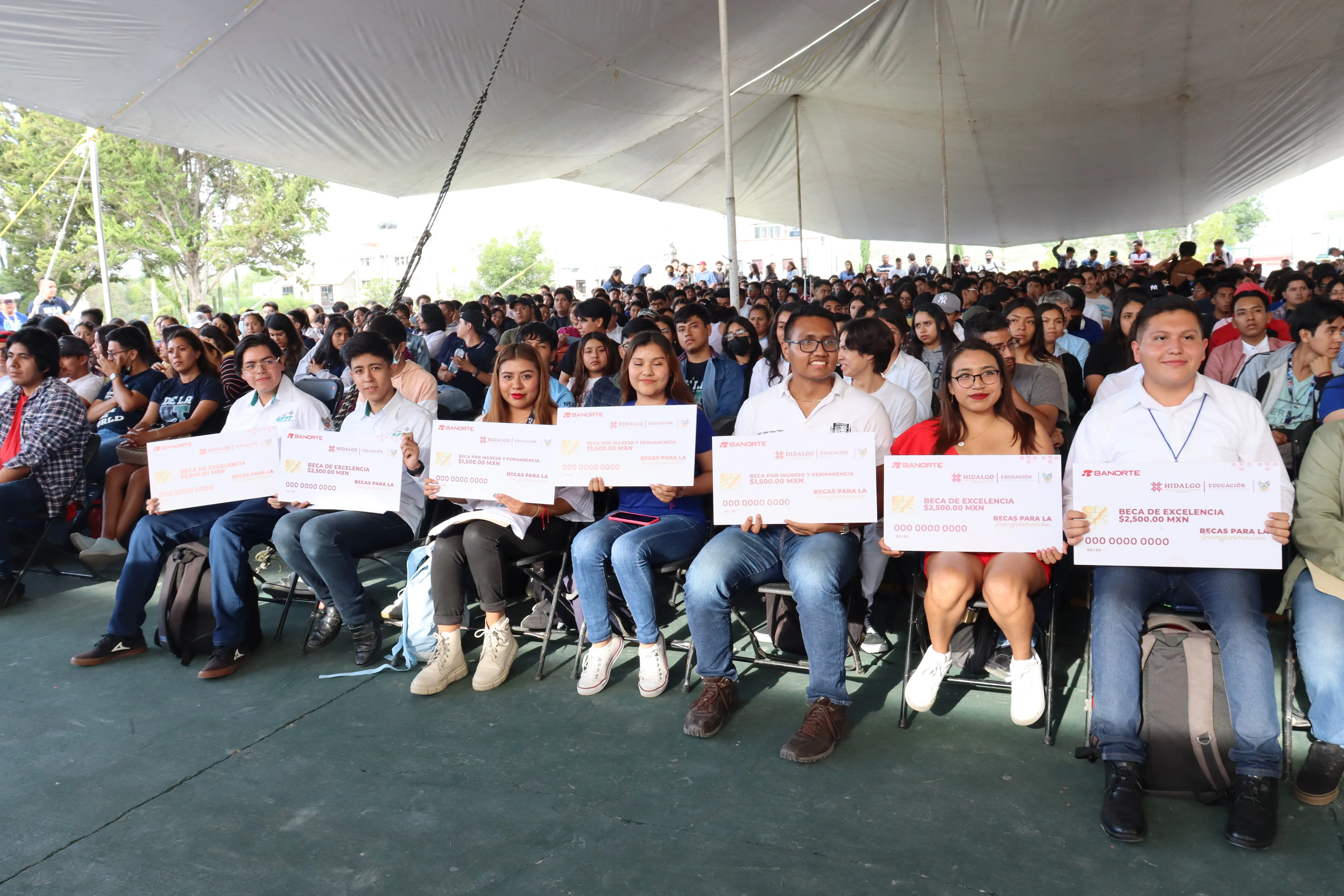 Estudiantes recibiendo apoyos y becas